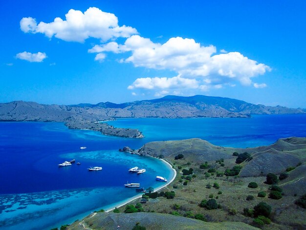 Photo la plage de labuan bajo reflète la lumière du ciel prise sur labuan bajo ntt