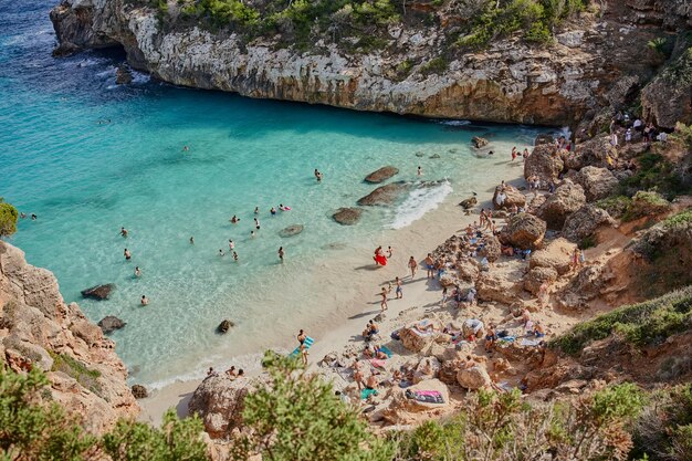Photo plage de majorque île méditerranéenne avec des eaux turquoises et entourée de montagnes