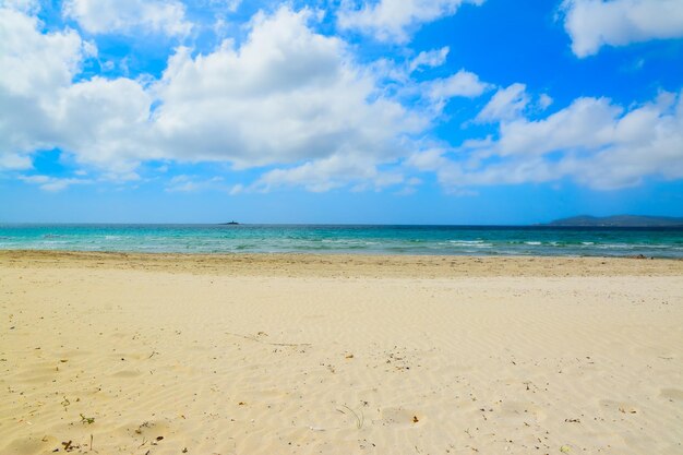 Plage de Maria Pia un jour de printemps nuageux Tourné à Alghero Italie