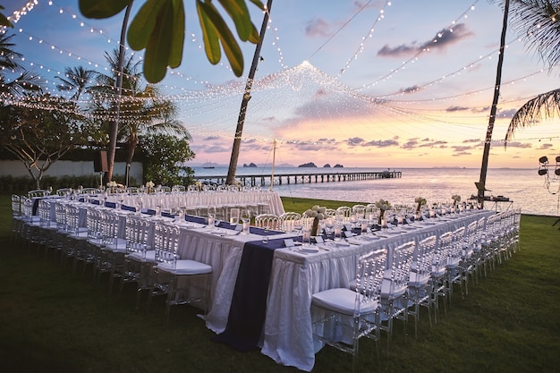 Plage, mariage, réception, dîner, salle, cadre, arrangement, coucher soleil