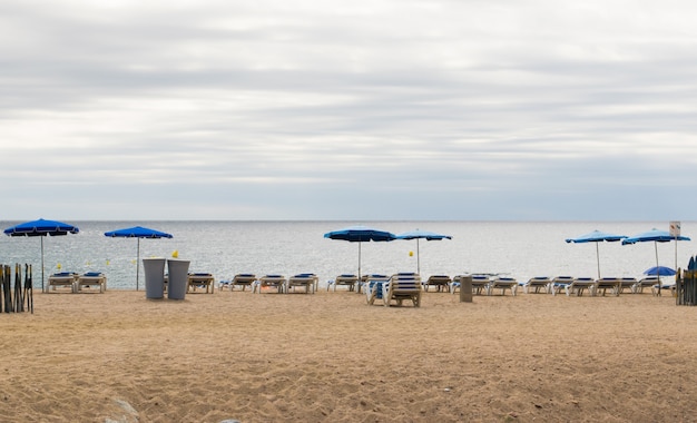 Plage avec mauvais temps.