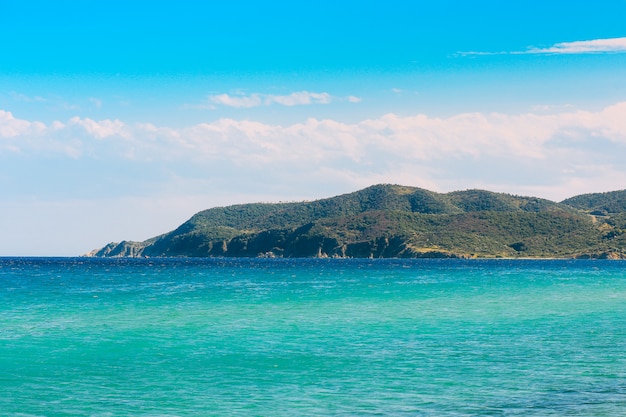 Plage sur la Méditerranée par une belle journée ensoleillée