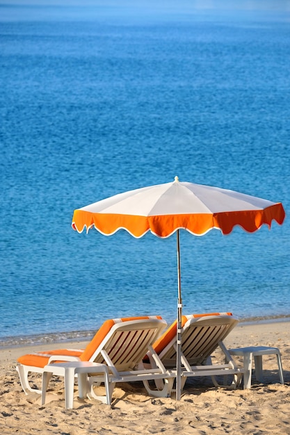 Plage méditerranéenne avec chaises et parasol