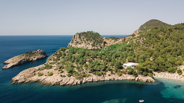 Plage méditerranéenne à Ibiza, Baléares, Espagne