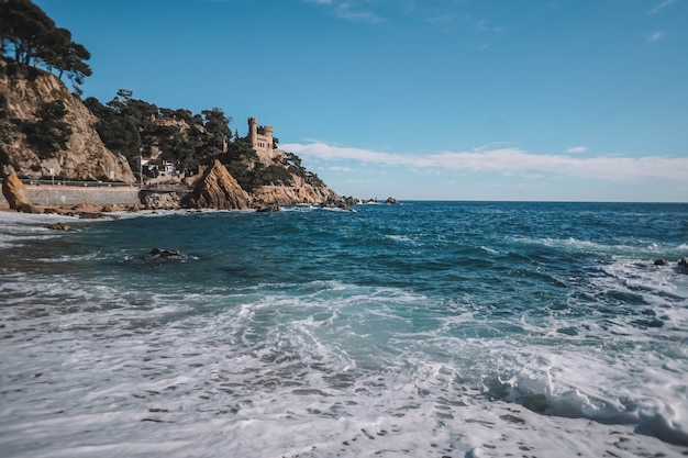 Plage méditerranéenne typique dans une ville de la Costa Brava