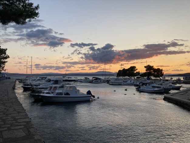 La plage et la mer au coucher du soleil