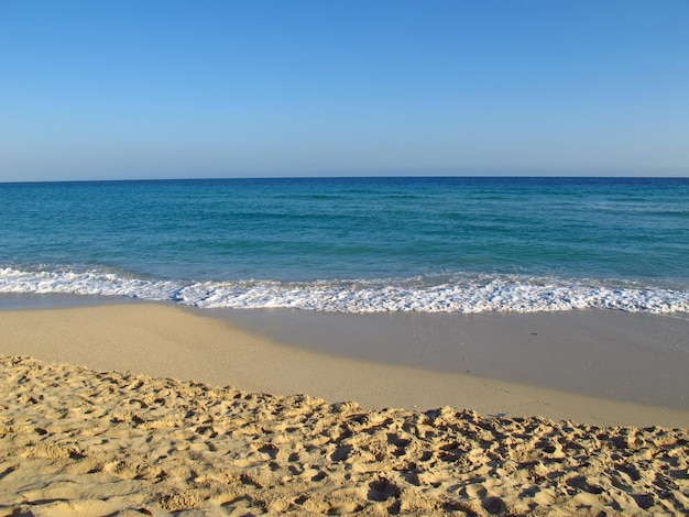 La plage de la mer des Caraïbes à La Havane, Cuba