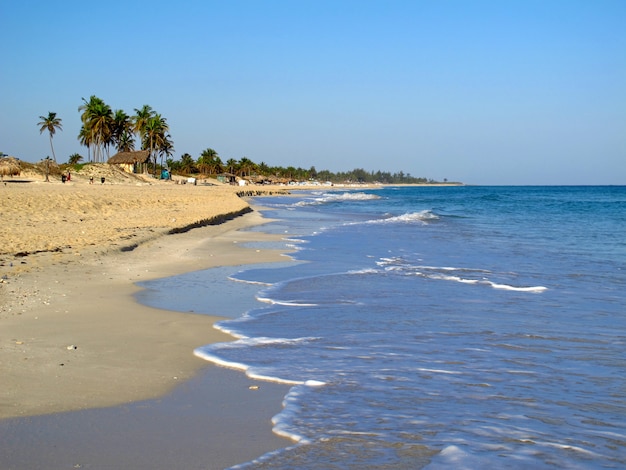 La plage de la mer des Caraïbes à La Havane, Cuba