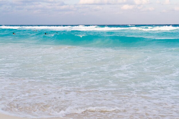 Plage de la mer des Caraïbes en journée.