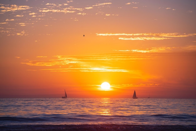 Plage de la mer avec ciel coucher de soleil abstrait copie espace de vacances d'été et concept de voyage