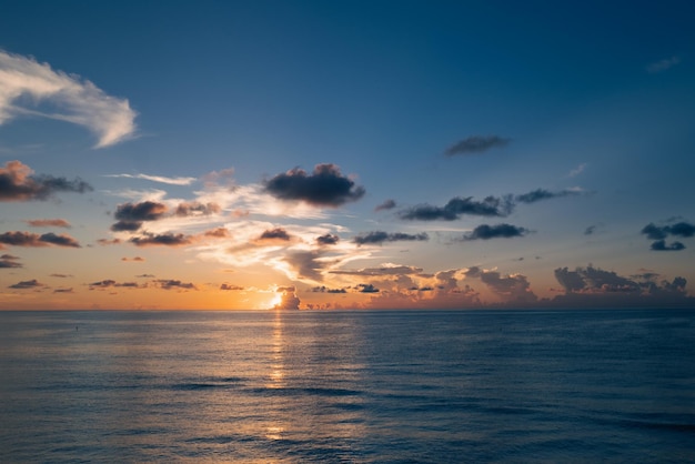 Plage de la mer avec ciel coucher de soleil ou lever de soleil cloudscape sur le coucher de soleil coucher de soleil sur la plage tropicale nature