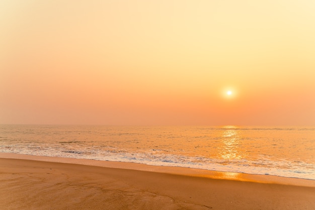 plage de la mer avec coucher de soleil