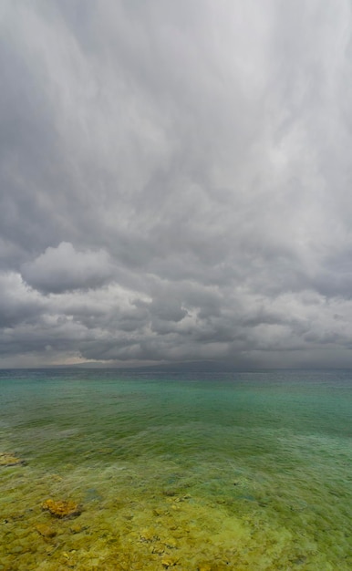 Plage sur la mer Égée en Grèce avant la pluie et l'orage