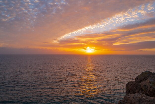 Plage de la mer avec espace de copie de fond abstrait coucher de soleil des vacances d'été et concept de voyage