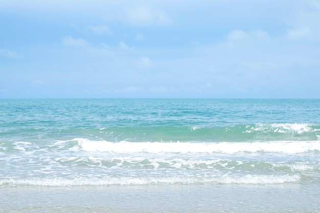 Plage de la mer en été au fond de l&#39;île tropicale, fond de vacances vacances