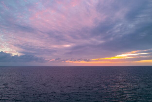 Plage de la mer avec fond abstrait ciel coucher de soleil. Copiez l'espace des vacances d'été et du concept de voyage.