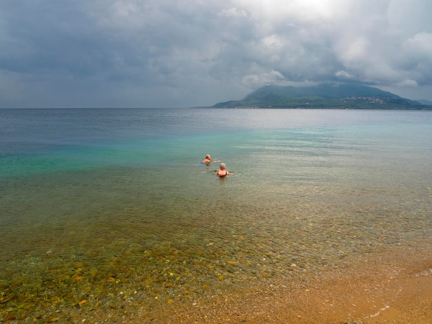 Plage sur la mer Égée en Grèce avant la pluie et l'orage en Grèce