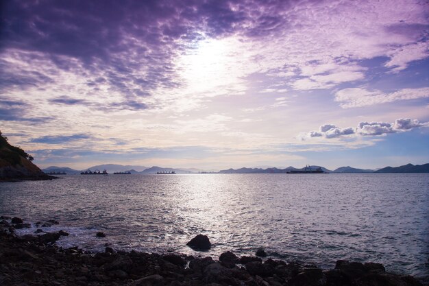 Plage et mer le matin.