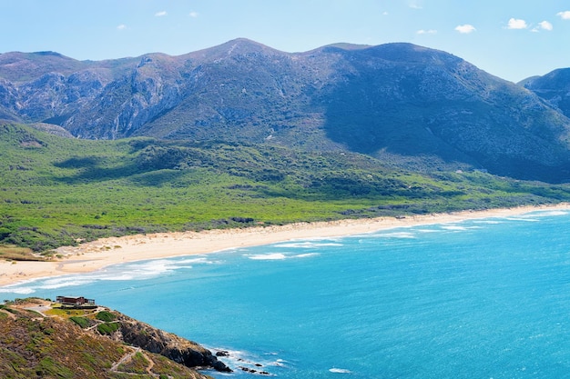 Plage de la mer Méditerranée à Buggerru dans le sud de la Sardaigne en Italie. Station balnéaire italienne sarde avec du sable jaune en Sardaigne.