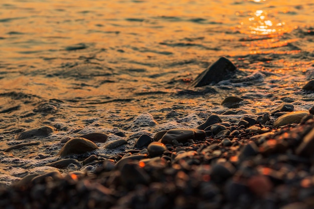 plage de la mer rocheuse au coucher du soleil belles couleurs sur les rochers