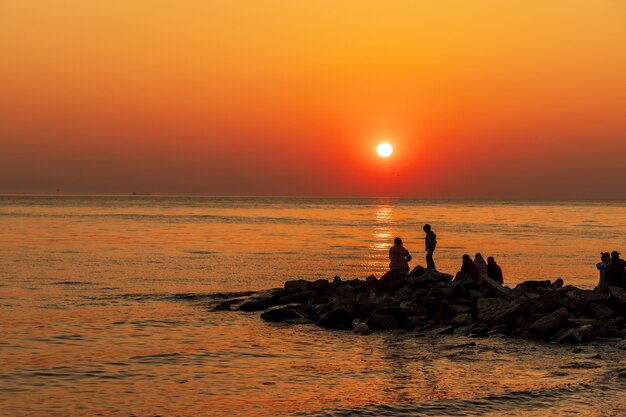 plage de la mer rocheuse au coucher du soleil belles couleurs sur les rochers