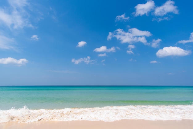 Photo plage mer sable nuage ensoleillé fond de ciel bleu