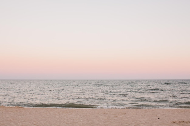 Plage de mer de sable le soir