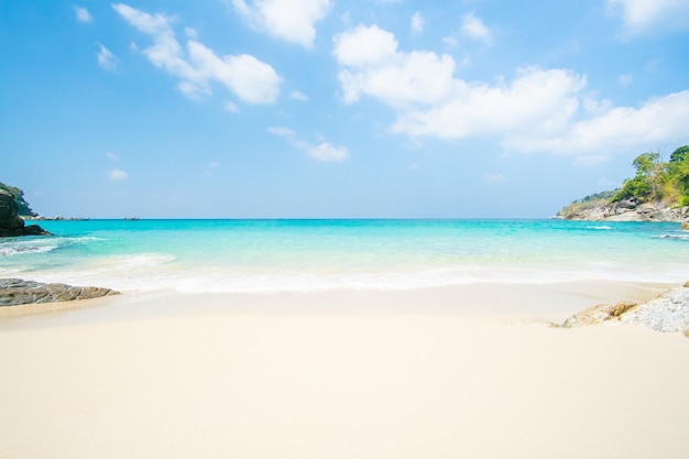 Plage mer soleil sable ciel bleu fond à Phuket