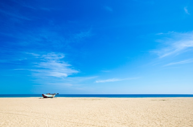 Plage et mer tropicale avec beau ciel