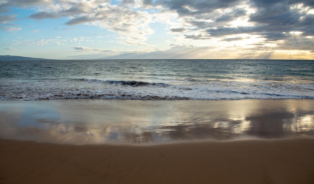 Plage et mer tropicale. Fond de paysage nature océan.