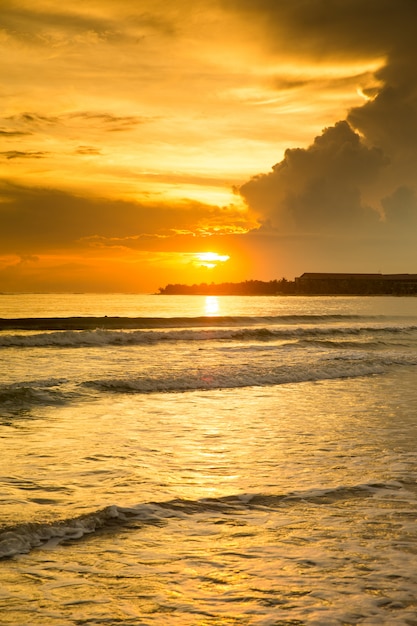 Plage et mer tropicale