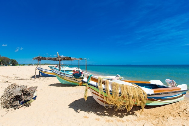 La plage et la mer tropicale