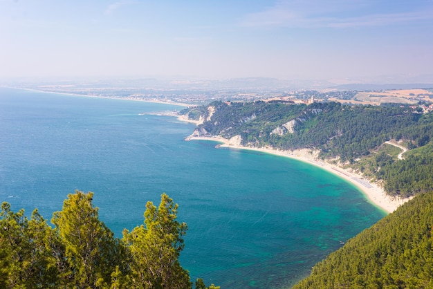 La plage de Mezzavalle vue d'en haut baie unique dans le parc naturel de Conero promontoire de la côte spectaculaire falaise rocheuse mer adriatique Italie eau transparente turquoise