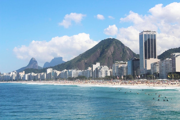 Photo une plage avec une montagne en arrière-plan et des gens sur la plage