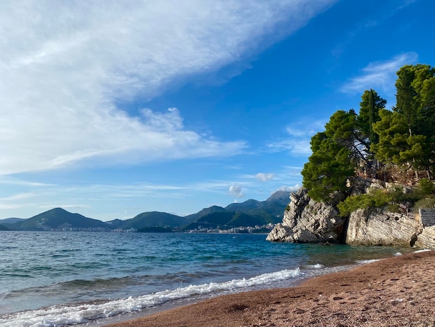 Une plage avec une montagne en arrière-plan