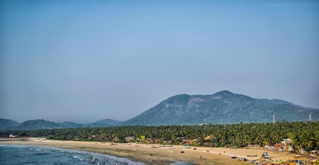 Photo une plage avec une montagne en arrière-plan