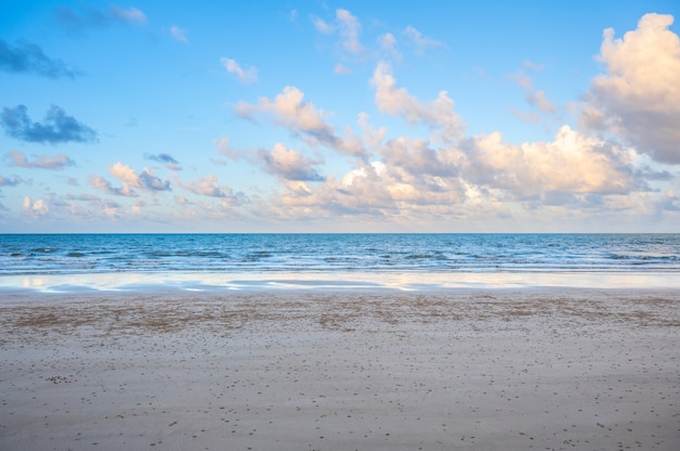 Plage naturelle et mer tropicale le matin.