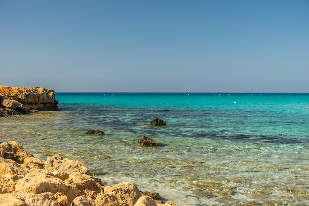 La plage de Nissi, ainsi que ses environs, est l'une des plages les plus populaires de Chypre.