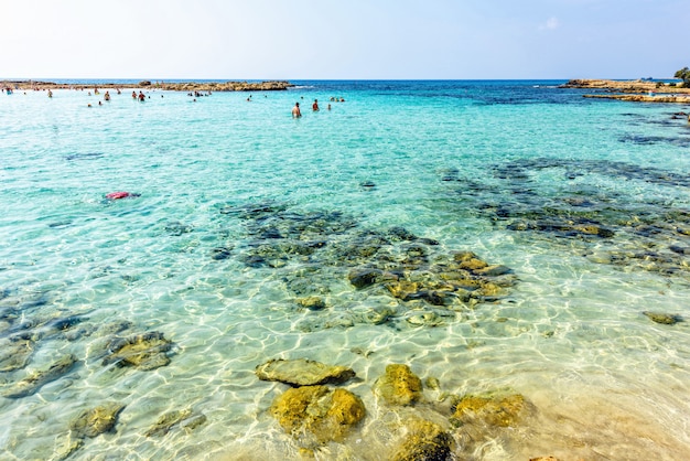 Plage de Nissi avec la mer bleue à Chypre