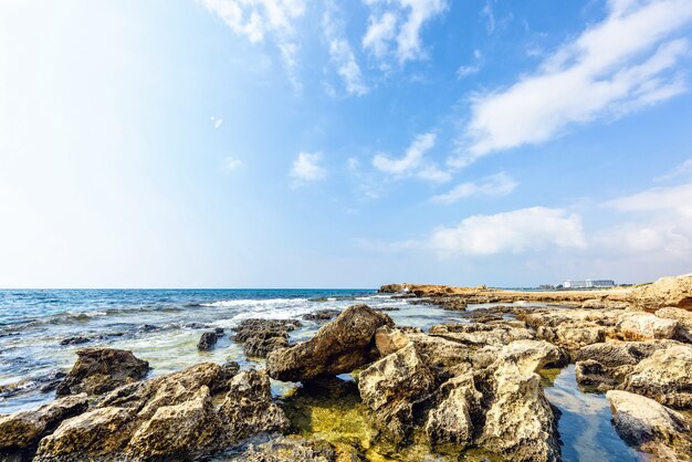 Plage de Nissi avec des rochers à Chypre