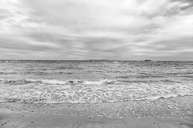 Plage nuageuse avec eau ondulée