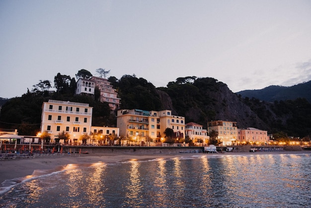 La plage la nuit avec les lumières allumées