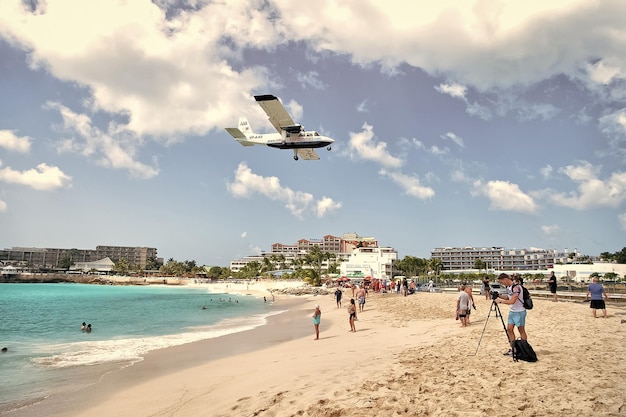 Plage observer des avions volant à basse altitude atterrissant près de Maho Beach