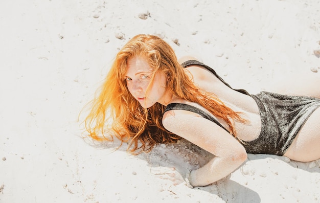 Plage de l'océan relax femme de sable sur la plage de sable corps d'été sexy vacances de sable blanc au paradis
