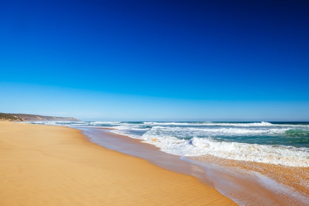 La plage d'Oceanamatta dans le cadre de la promenade côtière de la péninsule de Mornington par une chaude journée d'hiver entre la plage de St Andrews et la plage de Fingal à Victoria en Australie