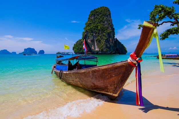 Photo plage océanique tropicale en thaïlande beau paysage tropical avec bateau