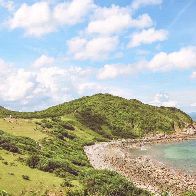 Photo plage par montagne contre le ciel