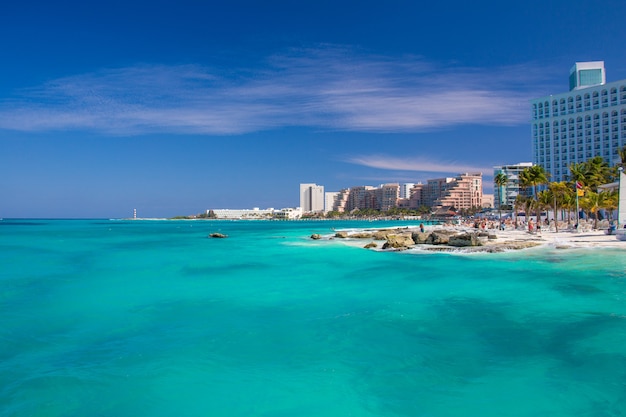 Photo plage parfaite avec de belles caraïbes et du sable blanc entourée d'hôtels