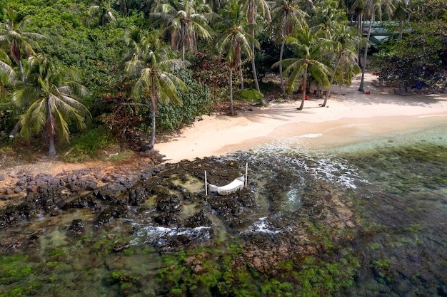 Photo plage avec une photo de la côte rocheuse