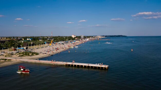 Plage sur la photographie aérienne de la mer noire avec un drone